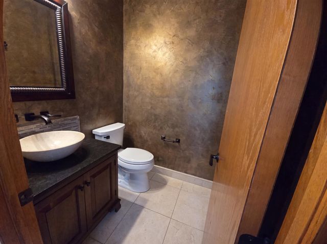 945 N Woodridge, Wichita, KS 67206