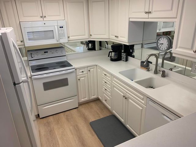 2433 Los Patos Drive, Palm Springs, CA 92264