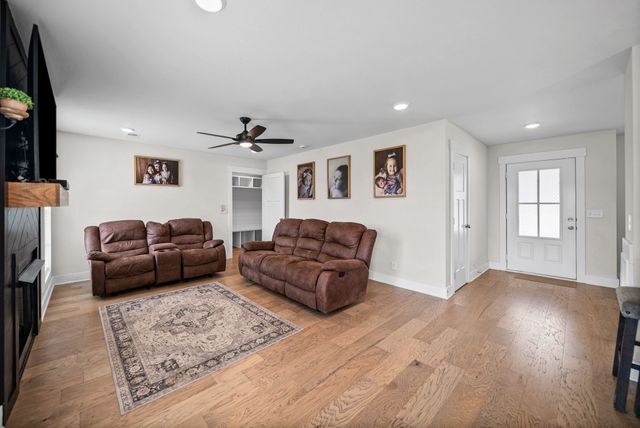 350 Frontier Dr, Clarksville, TN 37043
