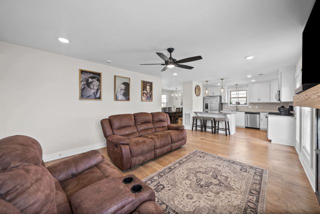 350 Frontier Dr, Clarksville, TN 37043