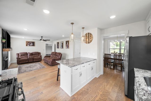 350 Frontier Dr, Clarksville, TN 37043
