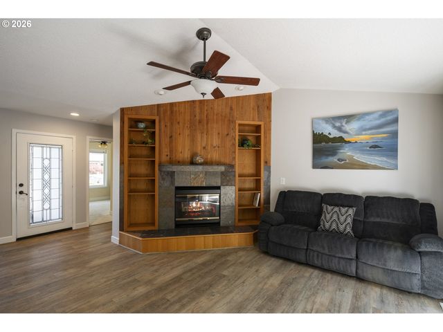 17295 HANNEMAN Ct, Gladstone, OR 97027