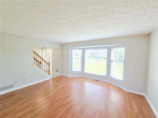 40 Oak Mills Crossing, Henrietta, NY 14586