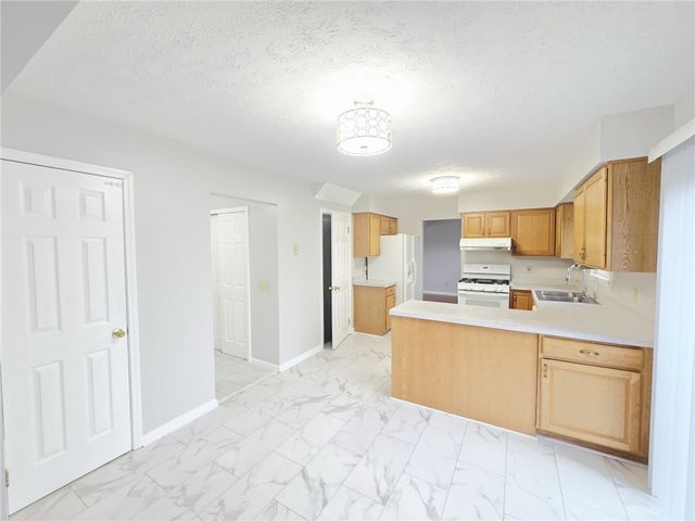 40 Oak Mills Crossing, Henrietta, NY 14586