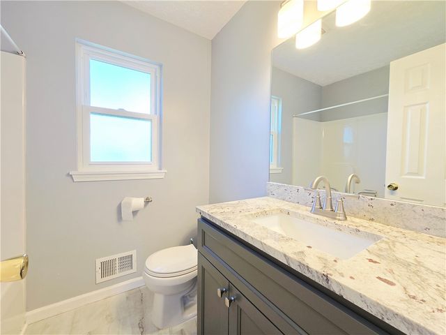 40 Oak Mills Crossing, Henrietta, NY 14586