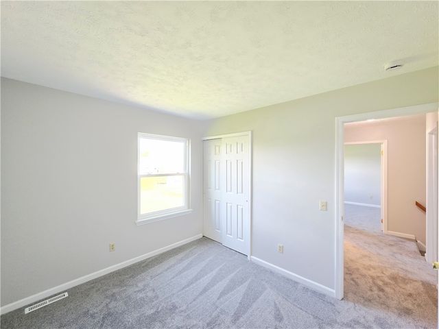 40 Oak Mills Crossing, Henrietta, NY 14586
