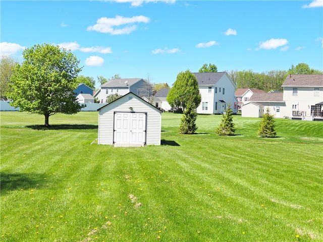 40 Oak Mills Crossing, Henrietta, NY 14586
