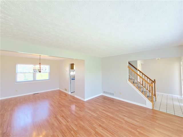 40 Oak Mills Crossing, Henrietta, NY 14586