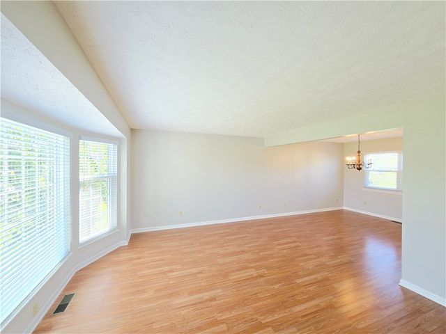 40 Oak Mills Crossing, Henrietta, NY 14586