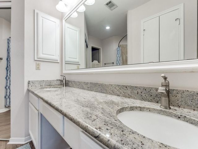 39 N Lakeridge Circle, The Woodlands, TX 77381