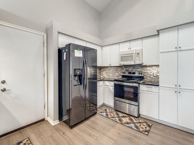 39 N Lakeridge Circle, The Woodlands, TX 77381