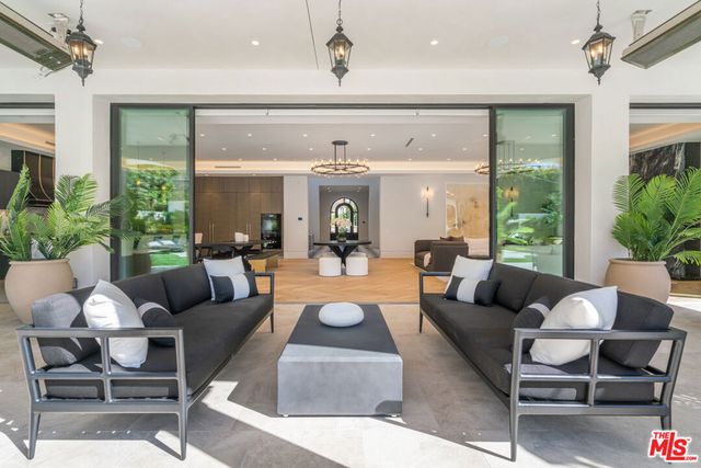 611 N Hillcrest Road, Beverly Hills, CA 90210