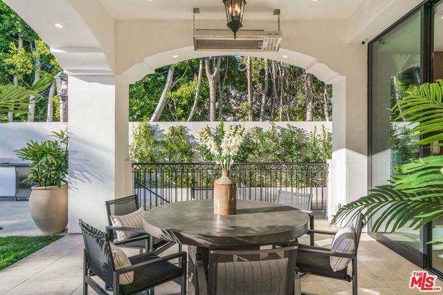 611 N Hillcrest Road, Beverly Hills, CA 90210