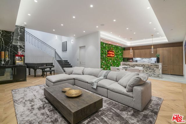 611 N Hillcrest Road, Beverly Hills, CA 90210