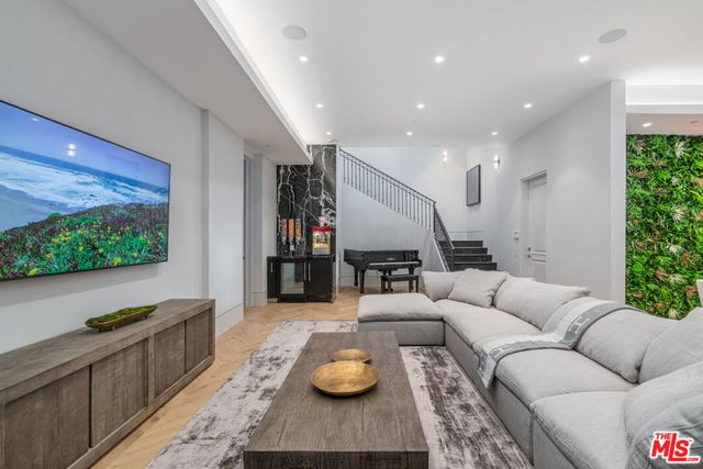 611 N Hillcrest Road, Beverly Hills, CA 90210