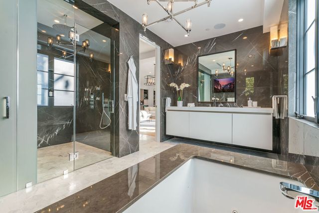 611 N Hillcrest Road, Beverly Hills, CA 90210