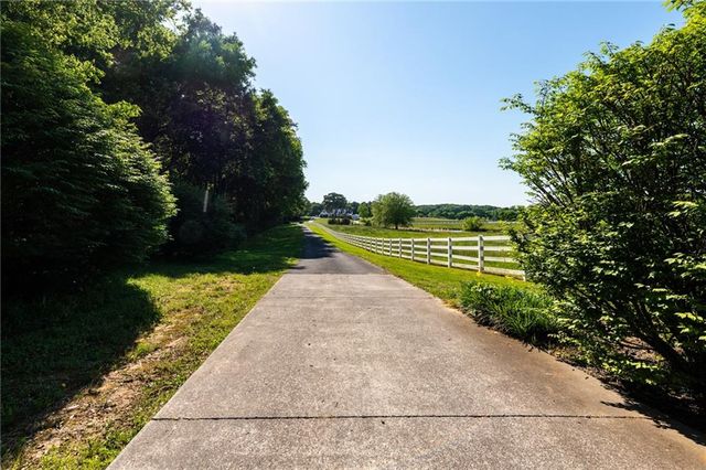 171 School House Road NE, Calhoun, GA 30701