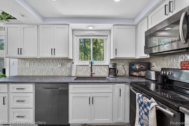 9472 Lakepointe Boulevard, Clay, MI 48001