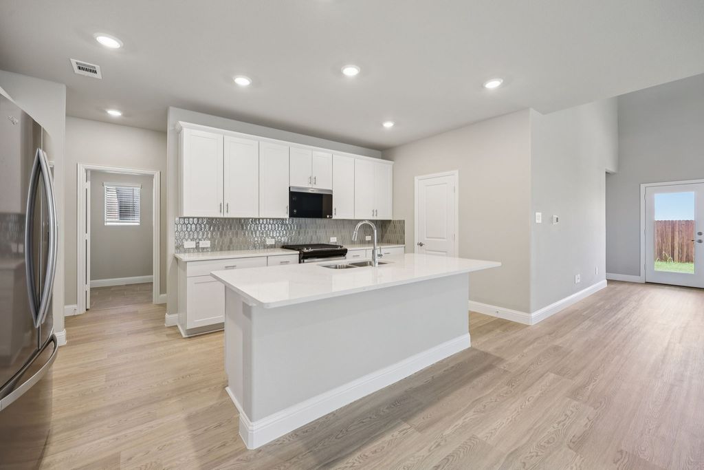 6613 Valley Lake Lane, Fort Worth, TX 76036