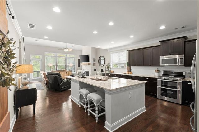 556 Lost Creek Drive, Woodstock, GA 30188