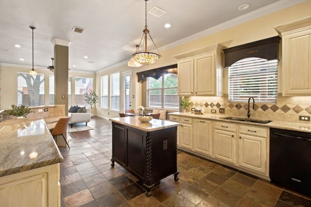 8013 Creek View Drive, North Richland Hills, TX 76180