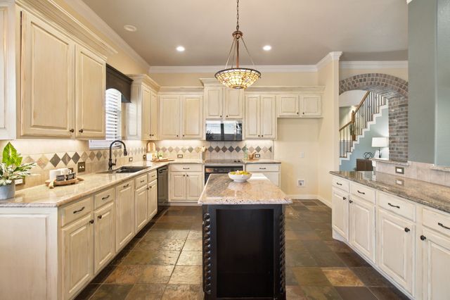 8013 Creek View Drive, North Richland Hills, TX 76180