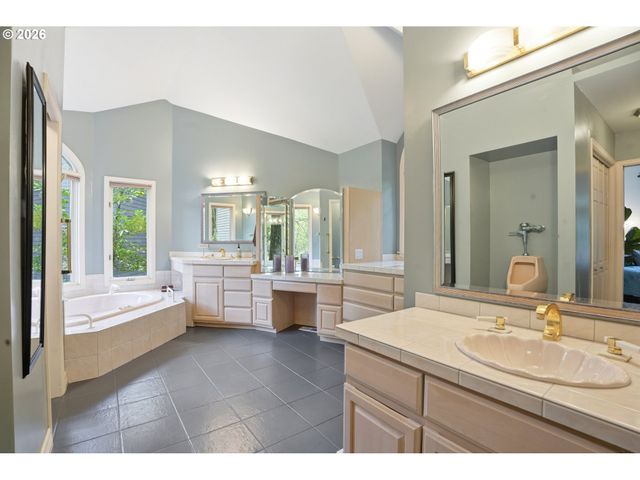 5112 Sw HEWETT Blvd, Portland, OR 97221