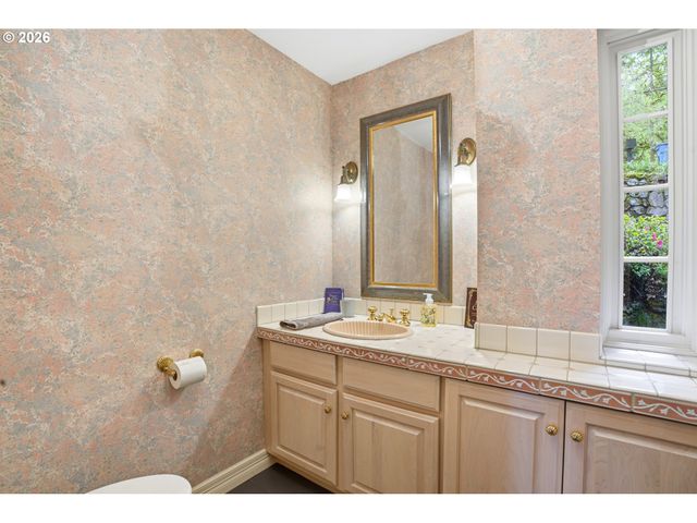 5112 Sw HEWETT Blvd, Portland, OR 97221