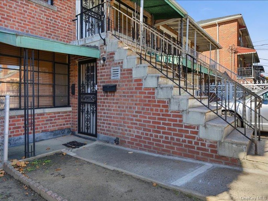 1058 E 211th Street, Bronx, NY 10469 — photo 3
