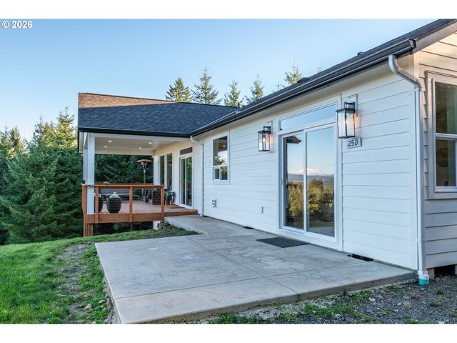 250 RED ROCK Dr, Castle Rock, WA 98611