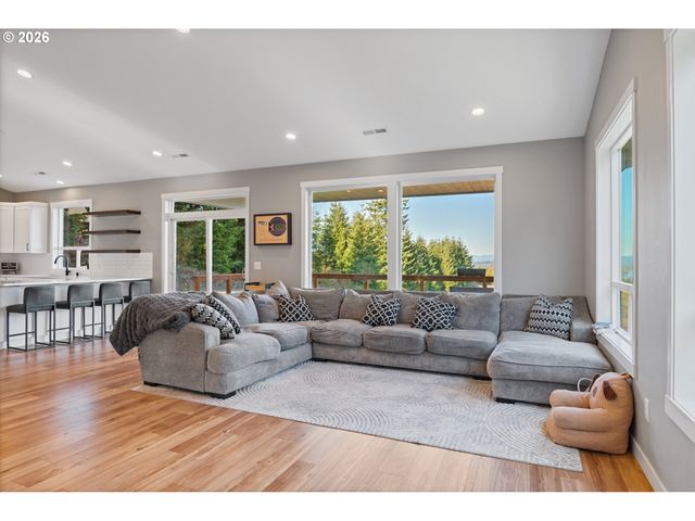 250 RED ROCK Dr, Castle Rock, WA 98611
