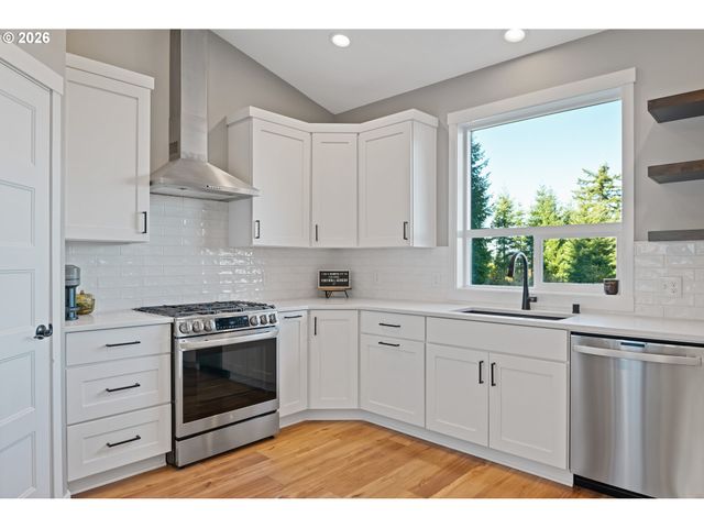 250 RED ROCK Dr, Castle Rock, WA 98611