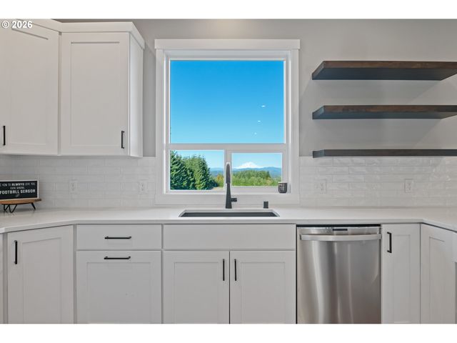 250 RED ROCK Dr, Castle Rock, WA 98611