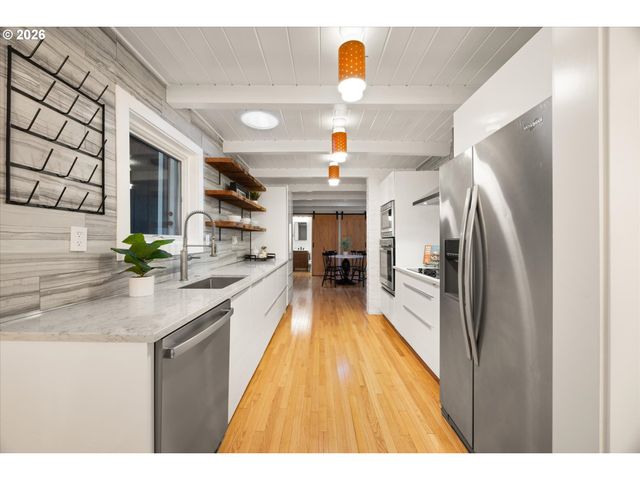 1023 LUND St, Lake Oswego, OR 97034