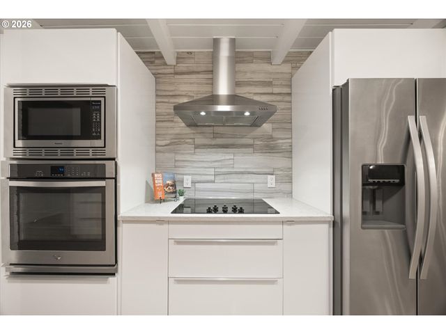 1023 LUND St, Lake Oswego, OR 97034