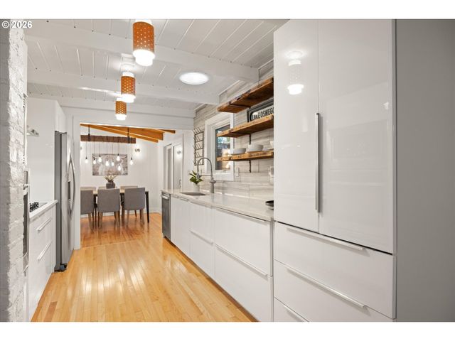 1023 LUND St, Lake Oswego, OR 97034