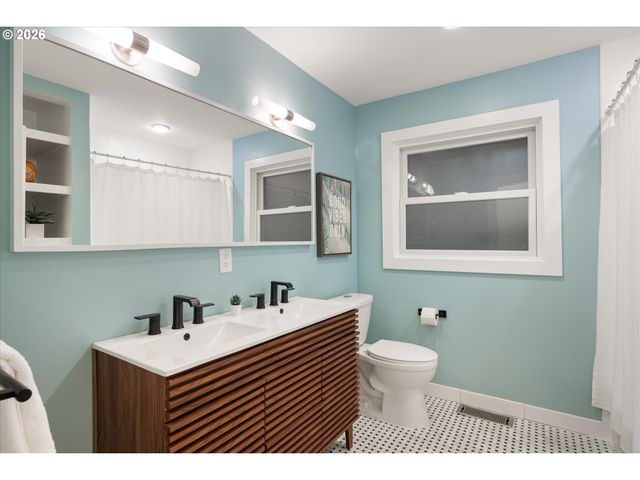 1023 LUND St, Lake Oswego, OR 97034