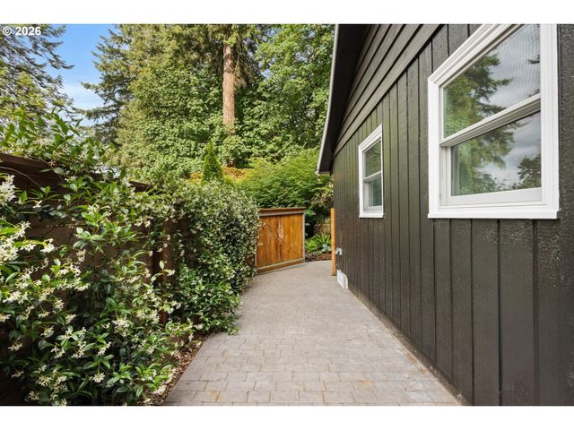 1023 LUND St, Lake Oswego, OR 97034