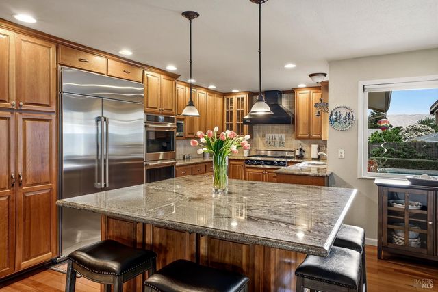 1361 Sirah Ct, Ukiah, CA 95482