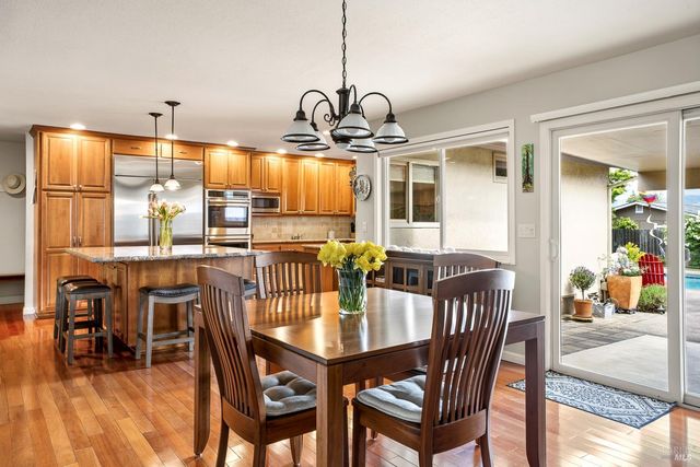 1361 Sirah Ct, Ukiah, CA 95482