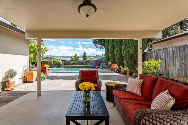 1361 Sirah Ct, Ukiah, CA 95482