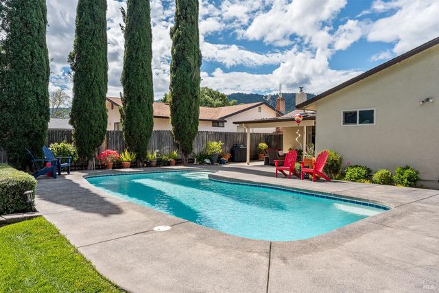 1361 Sirah Ct, Ukiah, CA 95482