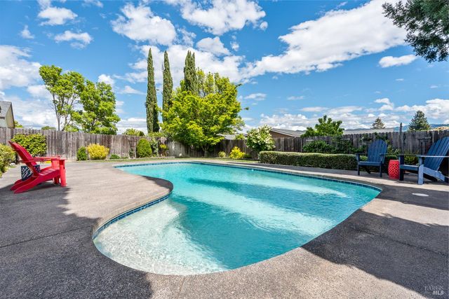 1361 Sirah Ct, Ukiah, CA 95482