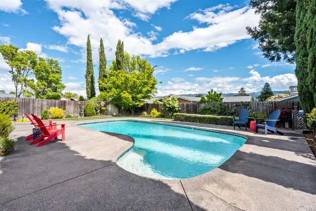 1361 Sirah Ct, Ukiah, CA 95482