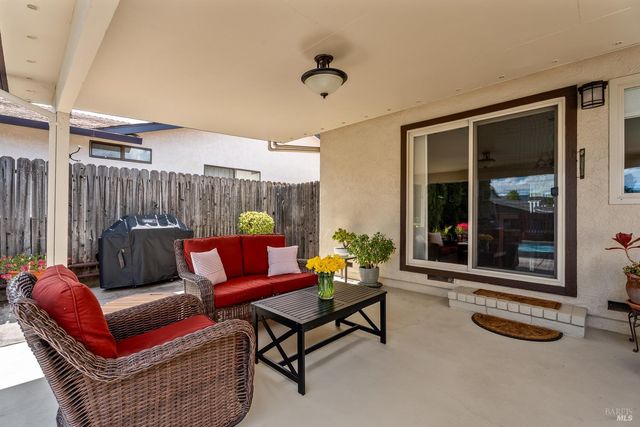 1361 Sirah Ct, Ukiah, CA 95482