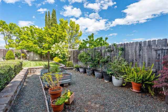 1361 Sirah Ct, Ukiah, CA 95482