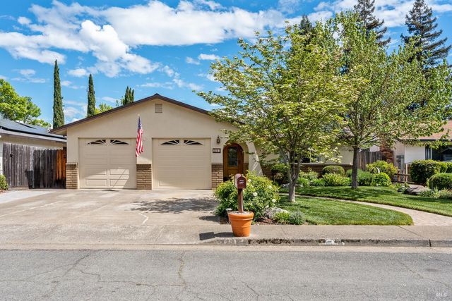 1361 Sirah Ct, Ukiah, CA 95482