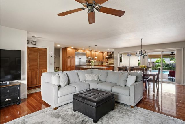 1361 Sirah Ct, Ukiah, CA 95482