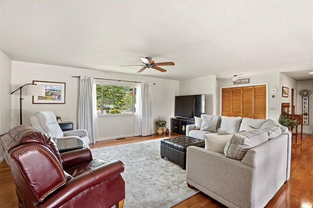 1361 Sirah Ct, Ukiah, CA 95482