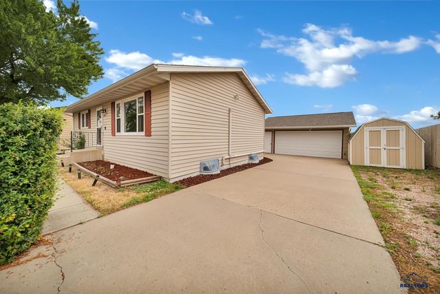 1648 MINUTEMAN DR, Rapid City, SD 57701
